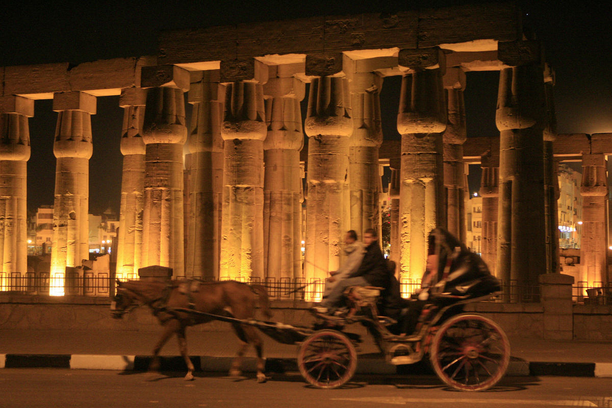 Tourists ride a cart past the Luxor Temple 24 December 2007. AFP PHOTO/KHALED DESOUKI